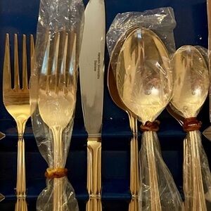 NWOT 8 Piece Luxurious Gold Tone on Stainless Steel Flatware Service Set for One